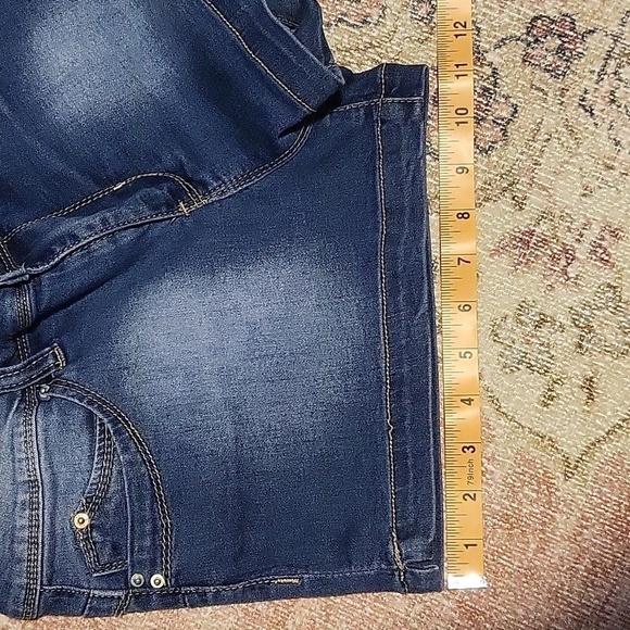 YMI WannaBettaButt Mid-Rise 2.5" Inseam Stretchy Denim Shorts Size 9 - Picture 11 of 11